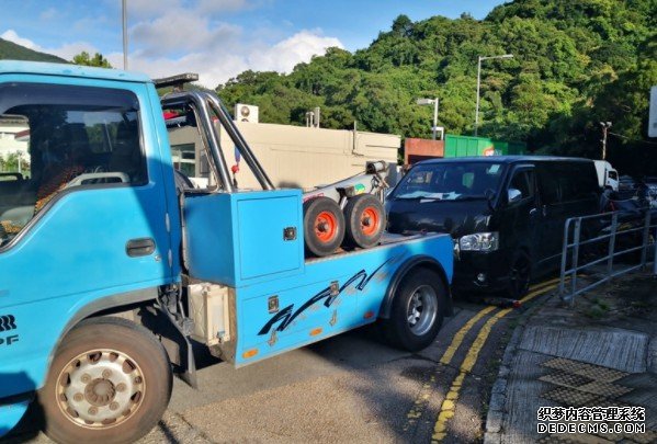 沐鸣代理警东九龙打击违泊 发2146张牛肉乾拖走6车   