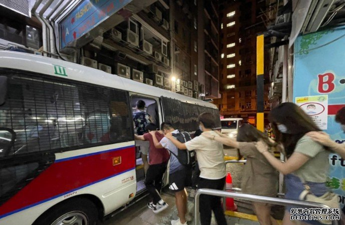 警深水埗捣无牌楼沐鸣代理上吧 拘16男女