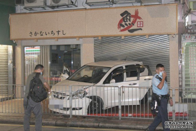 沐鸣登录元朗私家车撞寿司店捲闸 司机弃车逃走