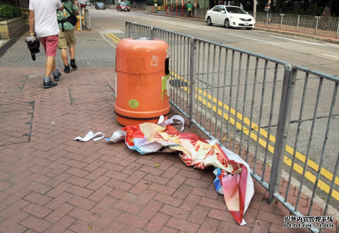 沐鸣代理乐富国庆国旗及横额遭拆除烧毁 暂未有人被捕