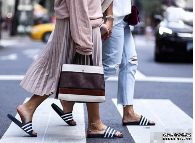 沐鸣登录贪靓OL打风返工贪方便穿T恤踢拖 港男批衣著求其惹议