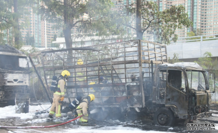 大角嘴油车起火烧剩铁架 拖头遭波及熏黑沐鸣APP下载