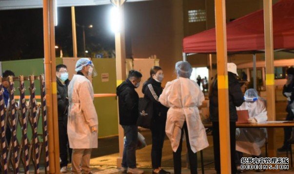 屯门兴平楼未如期解沐鸣登录封居民鼓譟 疑有多宗阳性个案