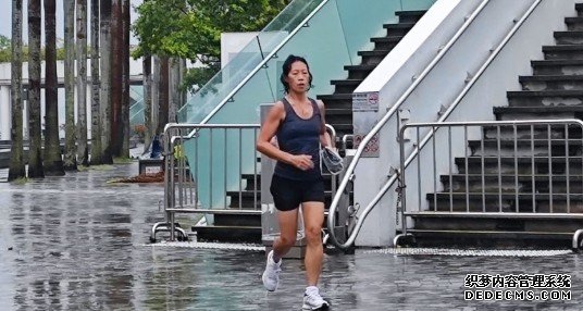 风球马鞍｜尖沙嘴海沐鸣代理傍平静无人追风 市民迎风跑步