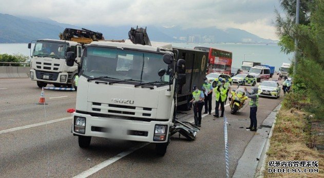 屯门公路货车撞吊臂车 2司机受伤送院沐鸣APP下载