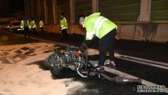 屯门公路私家车炒壆反沐鸣APP下载肚 引擎及2车轮飞脱 司机乘客俱伤送院