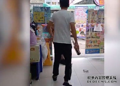 沐鸣代理有片｜元朗康景街7仔混战 金链男恶斗胖汉 非裔汉制止：stop！