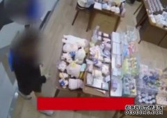 大胆贼鸳鸯闯尖沐鸣注册沙嘴精品店 40秒偷公仔及盲盒即闪人