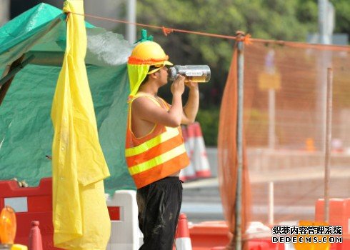 林振昇:工友仍不了解沐鸣注册暑热指引 梁敬国:指引複杂 执行有困难