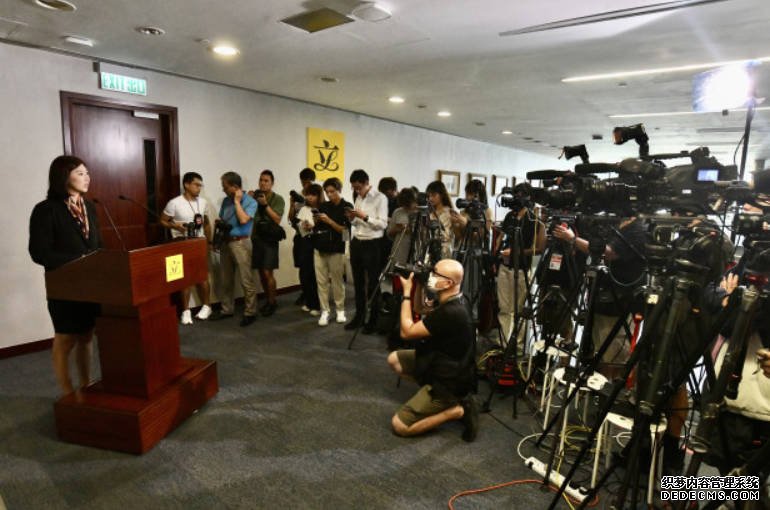 警方國家安全處通緝8名涉違國安法人士,近日多名被通緝人士的家人被警方邀請協助調查。正在新加坡訪問的行政長官李家超傍晚見傳媒時,重申維護國家安全是非常重要的責任,被通緝的8人涉及危害國家安全罪行亦是非常嚴重,當局定必全力以赴盡一切能力調查到底,包括是否有協助教唆或金錢資助等,可能協助罪犯的活動。 相關新聞:國安處通緝8人︱消息:袁弓夷兒子袁彌昌同被帶走調查 相關新聞:國安處通緝8人︱國安處帶走袁弓夷長女袁彌望協助調查 清晨由美國返港 相關新聞︰容海恩被帶返警署助查 稱全力配合:我係清白 暫無影響與丈夫關係 遭國安處通緝人士的家人被帶走情況。 立法會議員容海恩回應被國安處帶返警署調查。盧江球攝 立法會議員容海恩回應被國安處帶返警署調查。盧江球攝 立法會議員容海恩回應被國安處帶返警署調查。盧江球攝 立法會議員容海恩回應被國安處帶返警署調查。盧江球攝+4 至於被問到警方的行動,會否造成白色恐怖,李家超強調調查時要調查其幕後的力量,支持他們行為及其背景涉及的元素,一再重申危害國家安全是很嚴重的罪行,當局面對的真正對手,可能是有強大力量、甚至有國家背景,故在調查時要抽絲剝繭,爭取所有資料及情報,特別調查有否涉及協助、金錢資助、教唆等,同樣違反《香港國安法》的活動,強調執法部門必須竭盡所能全力調查,確保一絲不苟跟進所有可能的線索。 他亦重申《香港國安法》只是針對一小撮人,當局依法追究其有關法律責任,目的是要保護絕大部分奉公守法市民。 容海恩今日下午表示,今早7時有10多名警察帶同搜查令到其住所搜查,她和袁彌昌分別被帶返警署協助調查,她在西區警署進行了3小時的視像會面記錄。她強調自己是清白,事件亦暫時未影響與丈夫關係,又指若知道袁弓夷行蹤,必定向警方舉報。