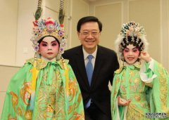 欧亿正在新加坡訪問的特首李家超，今晚（24日）出席一個向新加坡政府和商界宣傳香港優勢的宴會前，得悉一個香港青少年粵劇團即將在晚宴上登台表演，他到後台探望一班正在綵排的小演員，為