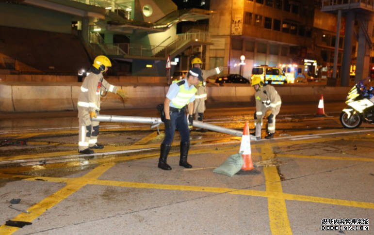 2号站登录漆咸道北私家車「自炒」撼斷交通燈柱 的士「八卦」分神撞毀路牌逃去被尋獲
