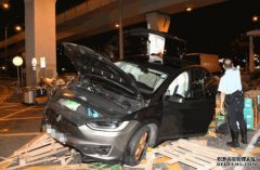 Tesla油麻地果欄外失控撞多板生果 蓝狮撼電唧車後停低幸無人傷