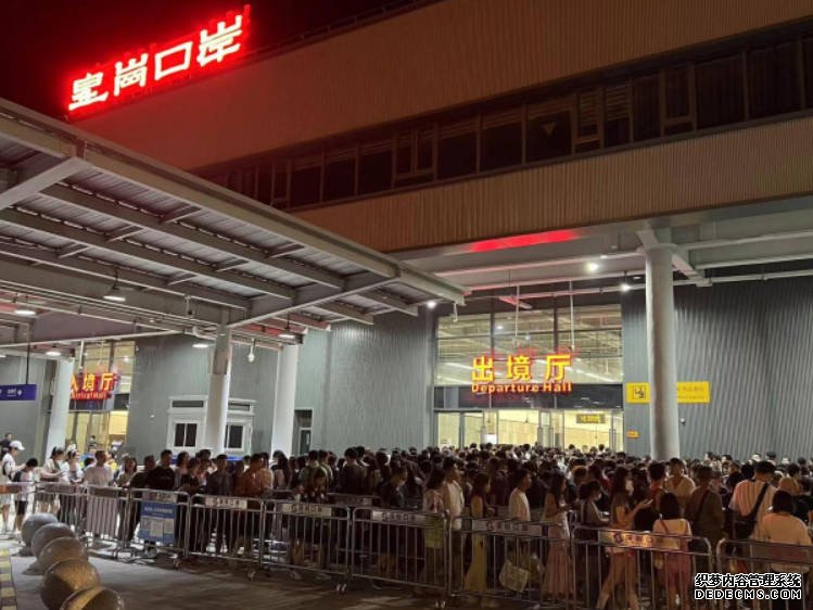 「黑碼」釀過關樽頸 皇崗周日深夜現返港人潮 沐鸣平台官网逾百旅客擠滿口岸