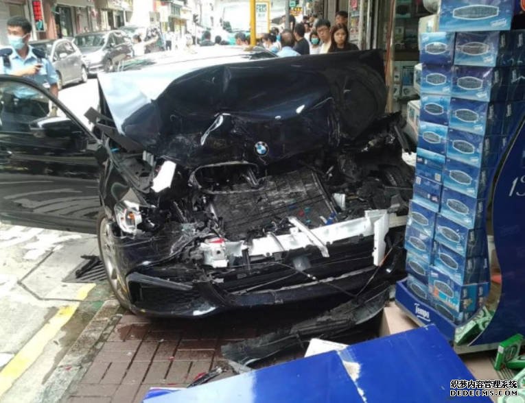 有片｜大埔寶馬高速掟彎撞小巴七人車 鏟上行人路險衝入藥房沐鸣注册