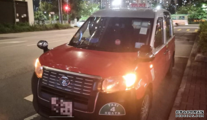 沐鸣注册登录警員喬裝內地客迪士尼放蛇打擊黑的 兩司機涉「濫收車資」等罪被捕