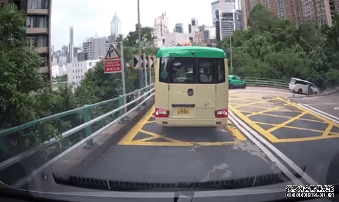 貨Van落斜疑壞煞車險衝落山 網民:沐鸣欄杆流啲都飛落街|車Cam直擊