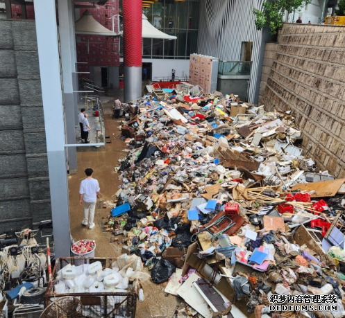 星島申訴王 | 髒亂惡臭下日以繼夜工作 沐鸣注册登录市民向清潔工致敬:辛苦你們