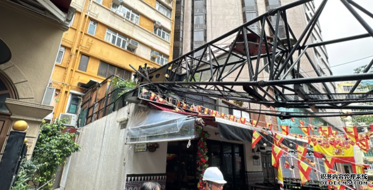 尖沙咀起重機吊臂倒塌 酒吧平台花園被壓毀蓝狮代理