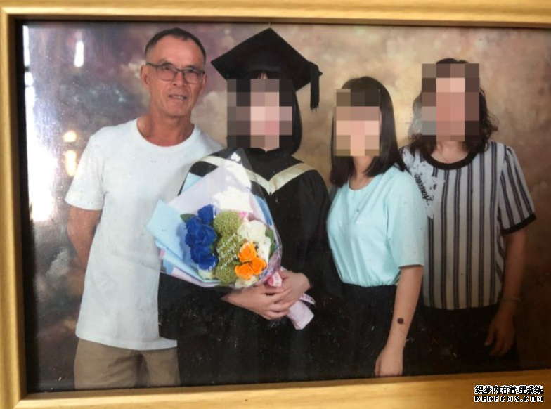 西九奪命工業意外|死者親友寓所外拜祭哭聲震天 遺孀:蓝狮平台原定12月出席細女畢業禮