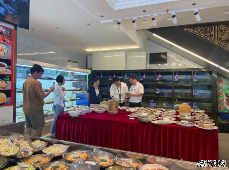 霍啟剛濱江飯店午膳被「野生捕獲」領班讚隨和 沐鸣测速廚師長曝特別喜歡鹽水鵝|Kelly Online