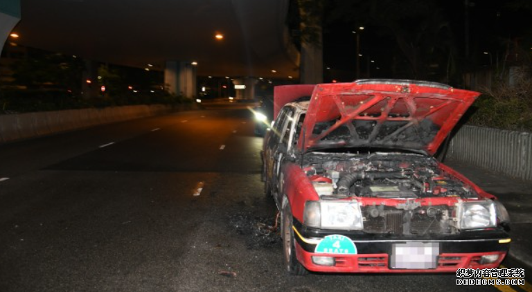 西環的士行車期間突冒煙起火 男司機及時逃生 消防到場救熄沐鸣注册开户