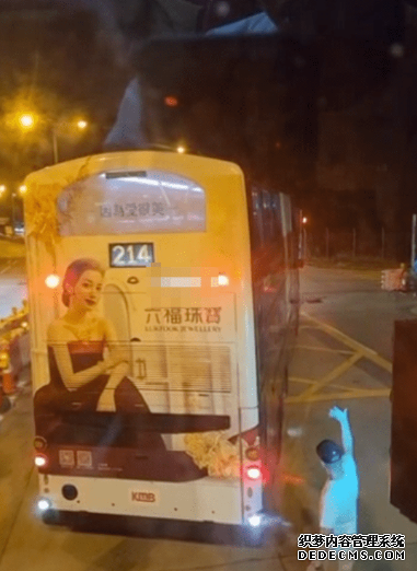 2号站平台有片|秀茂坪九巴燈口位倒車兩撼後方巴士 乘客受驚「仲撞?搵人報警啊!」