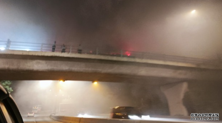 天水圍貨倉大火傳爆炸聲 朗天路高速公路黑煙彌漫沐鸣